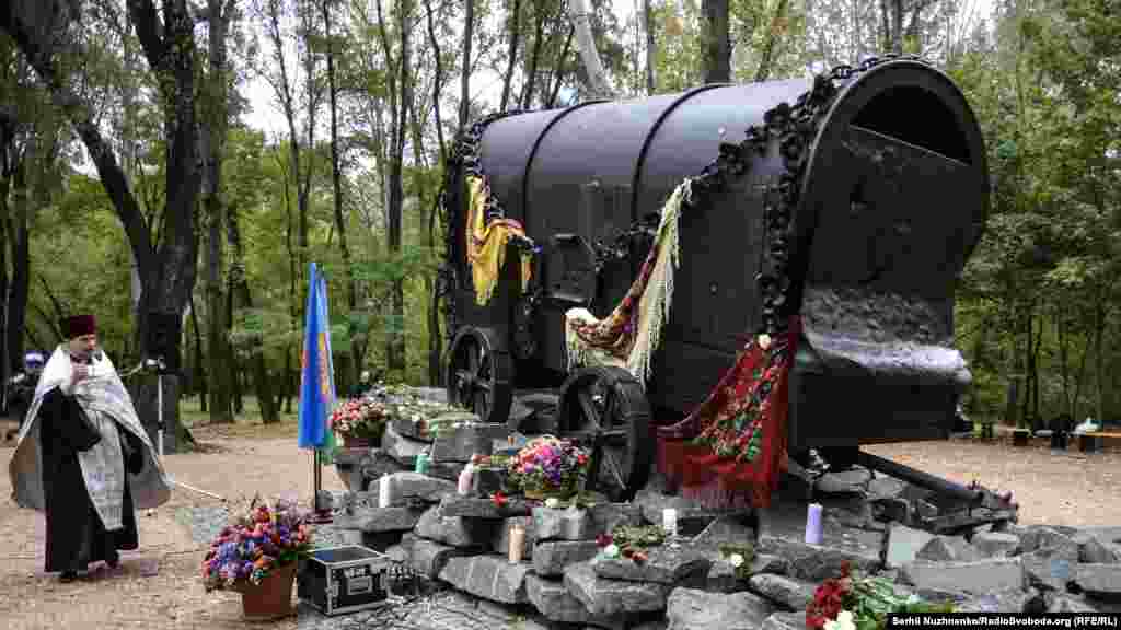 Священик освячує пам&#39;ятник циганам, розстріляних у Бабином Яру