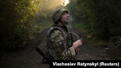 Артилерист 93-ї окремої механізованої бригади «Холодний Яр» на позиціях поблизу Костянтинівки, Донеччина, липень 2025 року