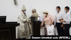 Церемония вступления в должность вновь назначенного полпреда правительства в Ошской области Байыша Юсупова с вручением ему калпака и чапана. 17 августа 2020 г.