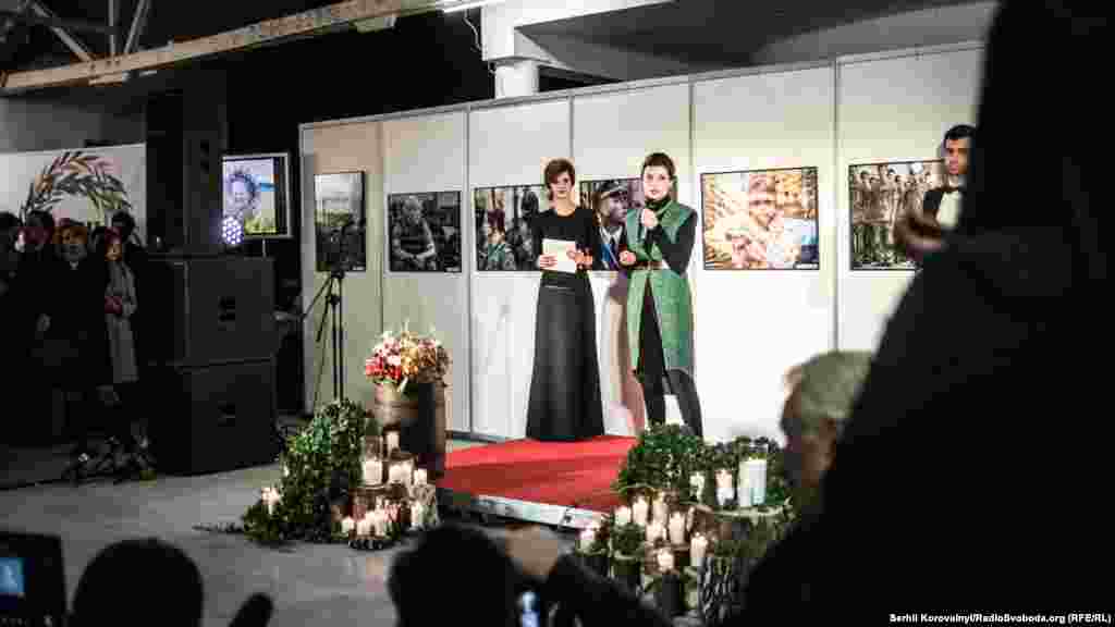 Марина Порошенко нагороджує переможців дитячого конкурсу