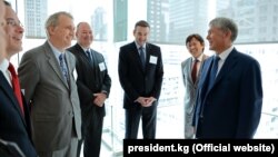 Алмазбек Атамбаев с представителями крупных американских компаний. Нью-Йорк, 21 сентября 2017 года.