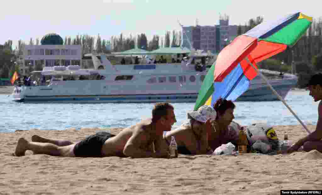 Көл жээги. Күн чайыттай ачык. Аз да болсо көйгөйдү унуталы...