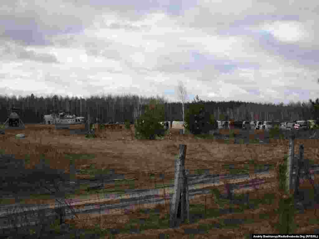 Металеві конструкції та інші матеріали що залишилися з часів аварії, належать до найбільших небезпек для людини та довкілля на території зони відчуження. 