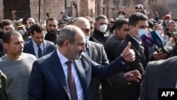 Nikol Pasinján örmény miniszterelnök üdvözli támogatóit a jereváni Köztársaság téren 2021, február 25-én.