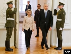 Президент Литви Гітанас Науседа та президентка Єврокомісії Урсула фон дер Ляєн під час церемонії приєднання мереж Балтії до мереж ЄС. Вільнюс, 9 лютого 2025 року