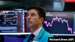 Trgovac na Njujorškoj berzi posle velikog pada indeksa usled upozorenja na moguću recesiju, 14. avgust 2019.