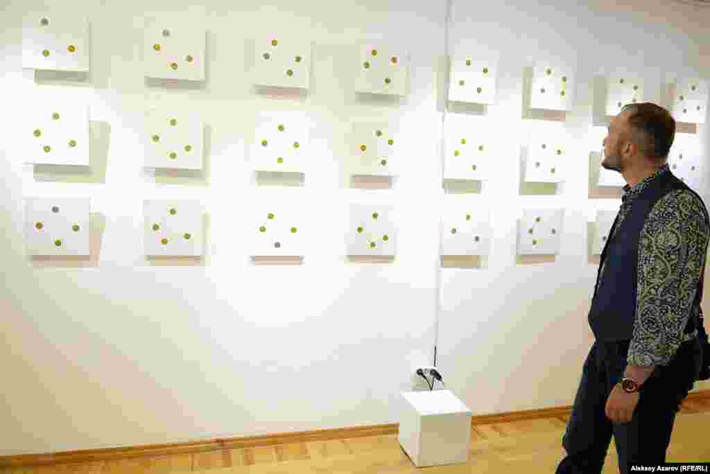 На этой стене вывешены работы цикла &laquo;Звуки геометрии&raquo;. Рисунки представляют отношения между аккордами и последовательностью звуков. Тем самым показывается связь между музыкальным и визуальным мирами.