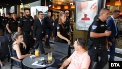 Представителите на "Има такъв народ", сред които кандидатът за премиер Пламен Николов (в средата), бяха съпроводени от полицаи от сградата на президентството до сградата на Народното събрание в петък