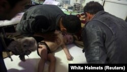 Lekari pomažu deci posle navodnog hemijskog napada u Dumi, istočna Guta, 7. april 2018.