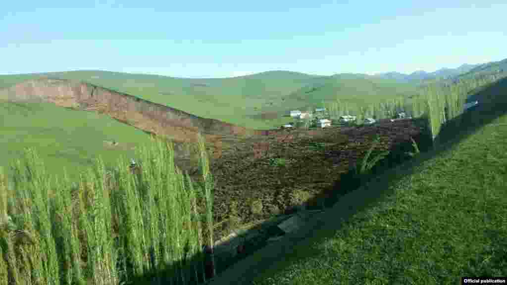 Жети үйдөгү болжол менен 24 адам көчкү астында калган.