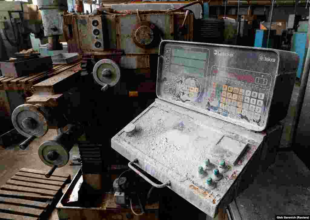 Іржаве і покрите порохом обладнання. Чиновники знайшли людину, яка знала, де зберігаються роздруківки з кресленнями і документацією. Він працював у місцевому супермаркеті