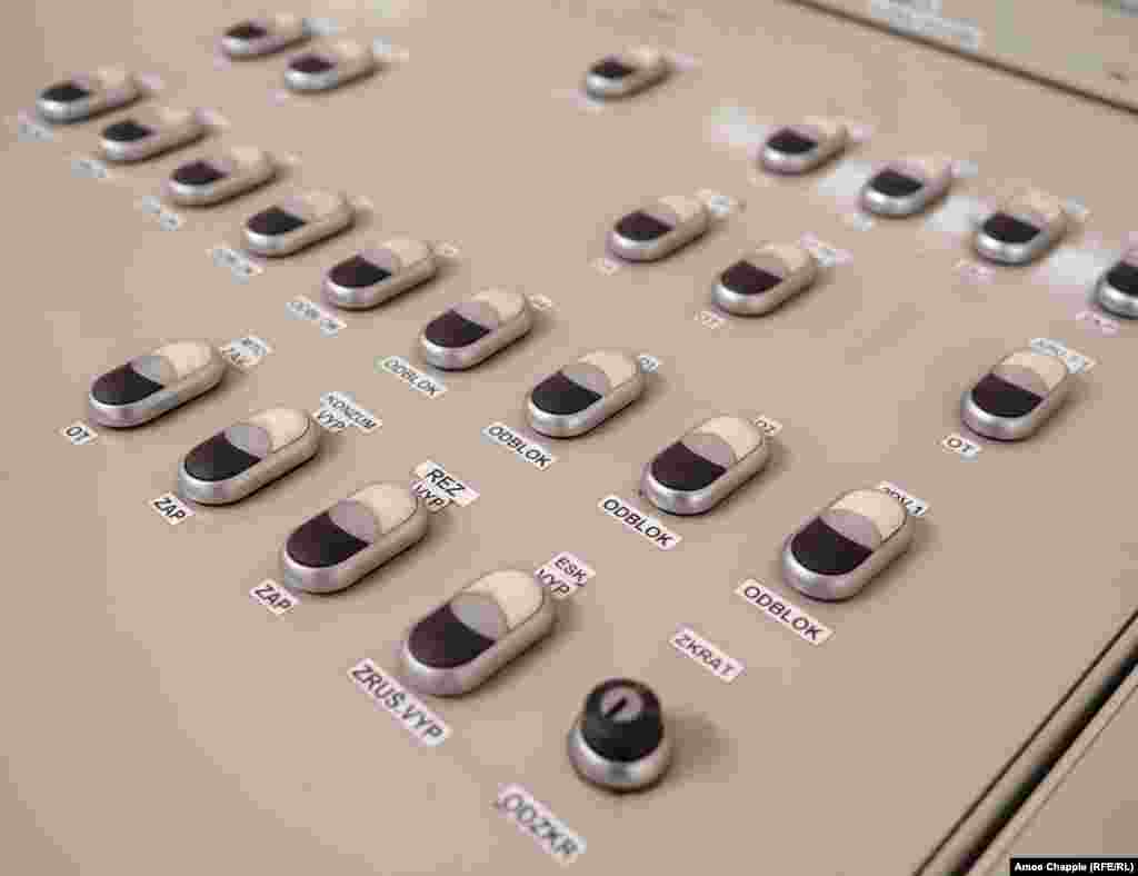 Butoane pe un birou într-o cameră de control a unui adăpost OSM. Odată cu recentele escaladări observate între Rusia și Occident, o critică persistentă a sistemului de adăpost &ndash; costul său &ndash; a dispărut.