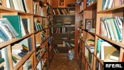 Библиотека – это длинная узкая комната, обе стены которой заставлены полками аж до потолка