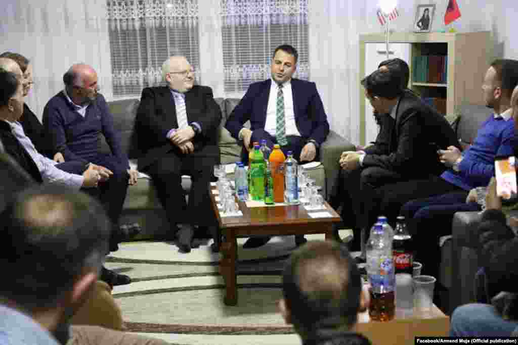 Дури и Аременд Муја, кој неодамна му се приклучи на Самоопределување, беше виден без маска на овој предизборен митинг, додека не ја почитуваше физичката дистанца, Митровица, 26 јануари 2021.