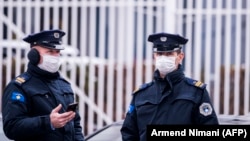 Dy zyrtarë të Policisë së Kosovës. Fotografi nga arkivi. 