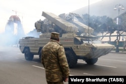 Egy Oroszországban gyártott Osa-MB típusú rakétakilövő jármű. Oroszország éveken keresztül adott el fegyvereket Azerbajdzsánnak és Örményországnak is.