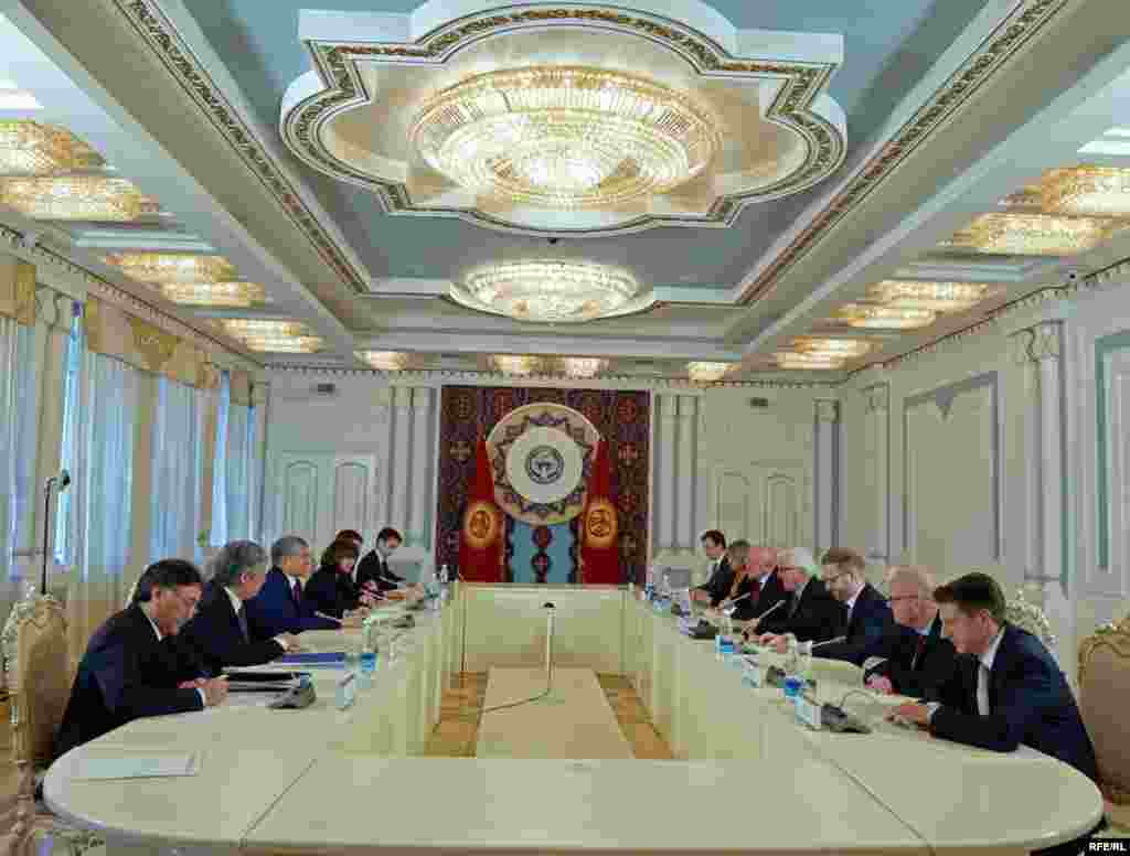 Штайнмайер жетектеген немис делегациясынын курамында маданият, илим чөйрөсүнүн өкүлдөрү, ишкерлер жана Бундестагдын депутаттары бар.