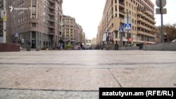 На улице в столице Армении Ереване на следующий день после введения режима ЧП. 17 марта 2020 года.