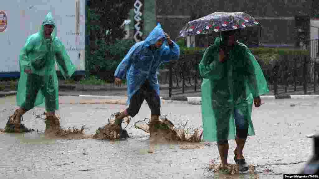 Наводнение в Ялте.&nbsp;В городе была объявлена чрезвычайная ситуация. По официальным данным российских властей, один человек погиб