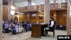 Uprkos obećanjima da će dozvoliti slobodu štampe nakon povratka na vlast, talibani su zatvorili nezavisne radio stanice, televizijske studije i novine.