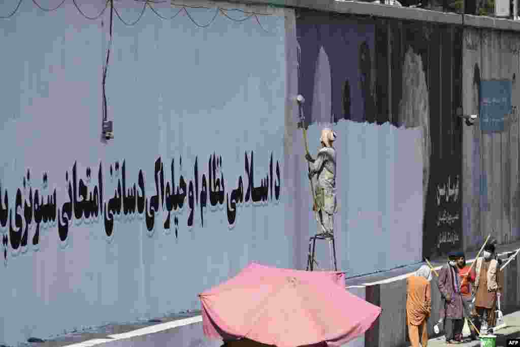 A fehérre festett falon most ez az üzenet áll: &bdquo;Az iszlám rendszer és a függetlenség érdekében ki kell állnod a próbákat és türelmesnek kell lenned&rdquo;