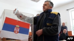 Një banor serb i veriut të Mitrovicës duke votuar/ foto nga arkivi