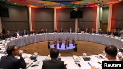 Lederii europeni au discutat, într-o scurtă reuniune, amânarea Brexitului, la solicitarea Marii Britanii