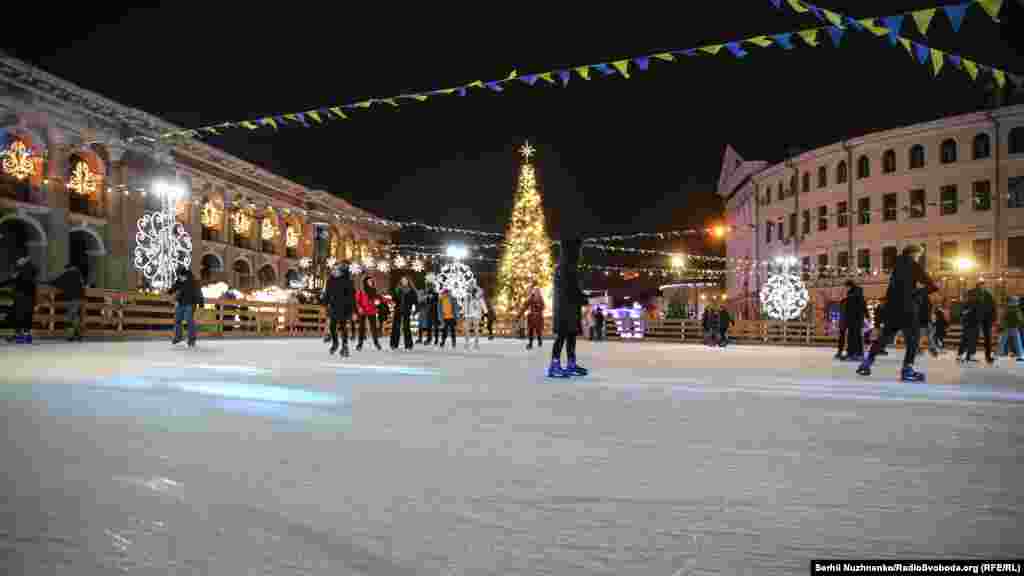 &laquo;Петриківський розпис&raquo;​,&nbsp;Контрактова площа. На світлині: ковзанка на Подолі