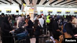 Aglomerație și cozi la aeroportul Heathrow din Londra, ca urmare a atacului cibernetic. 