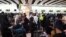 Aglomerație și cozi la aeroportul Heathrow din Londra, ca urmare a atacului cibernetic. 