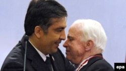 Президент Грузии Михаил Саакашвили (слева) и сенатор США Джон Маккейн