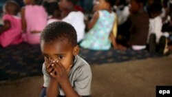 در سال ۲۰۰۷ حدود ۱۲ ميليون کودک در آفريقا والدين خود را بر اثر ابتلا به ايدز از دست داده و يتيم شدند. (عکس از epa)