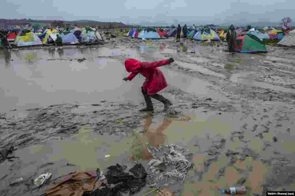 Девојче во кал во мигрантскиот и бегалски камп кај Идомени, на македонсмо грчката граница, 10.03.2016.&nbsp;