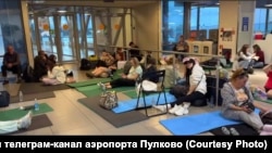 Пасажири в аеропорту Пулково 23 серпня 2025 року, скриншот із відео, офіційний телеграм-канал аеропорту Пулково