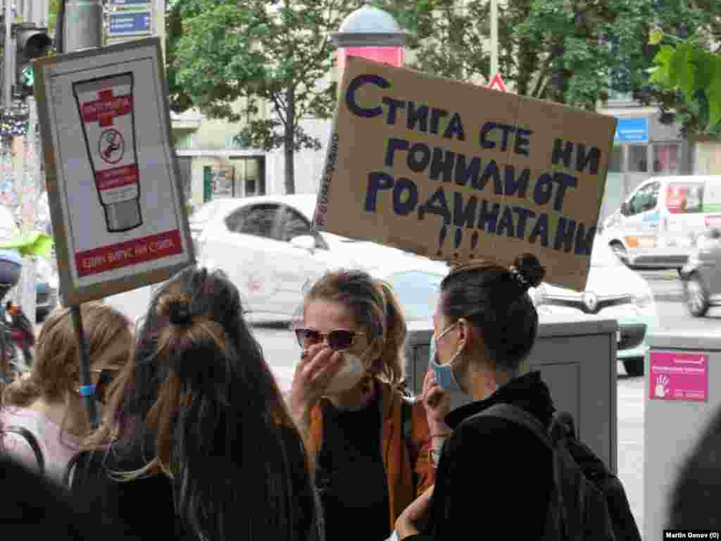 Протестиращите в Берлин носеха плакати с надписи &quot;Стига сте ни гонили от родината ни!&quot; и &quot;дезинферктант антимафия&quot;.