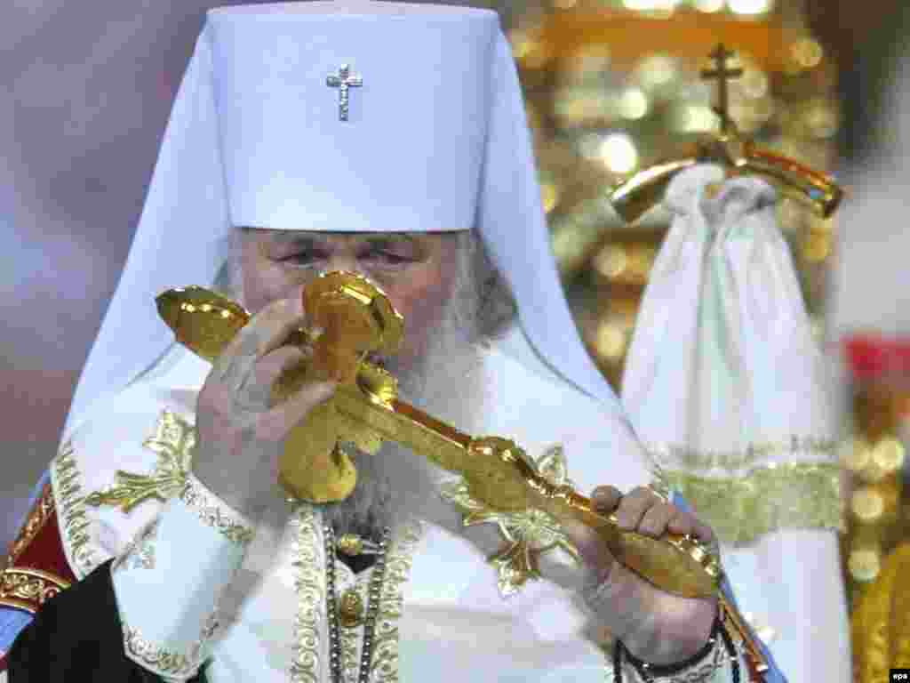 Патријархот на Руската правослвна црква Кирил го бакнува залатниот крст по неговиот избор. 