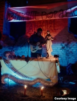 Пасха в руинах. Сцена