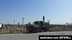 Aşgabadyň Griboýewdow köçesiniň ugrundaky 10-njy awtoparkyň ýumrulan bölegi.