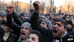 Протестующие у здания прокуратуры в Гюмри. 15 января 2015 года